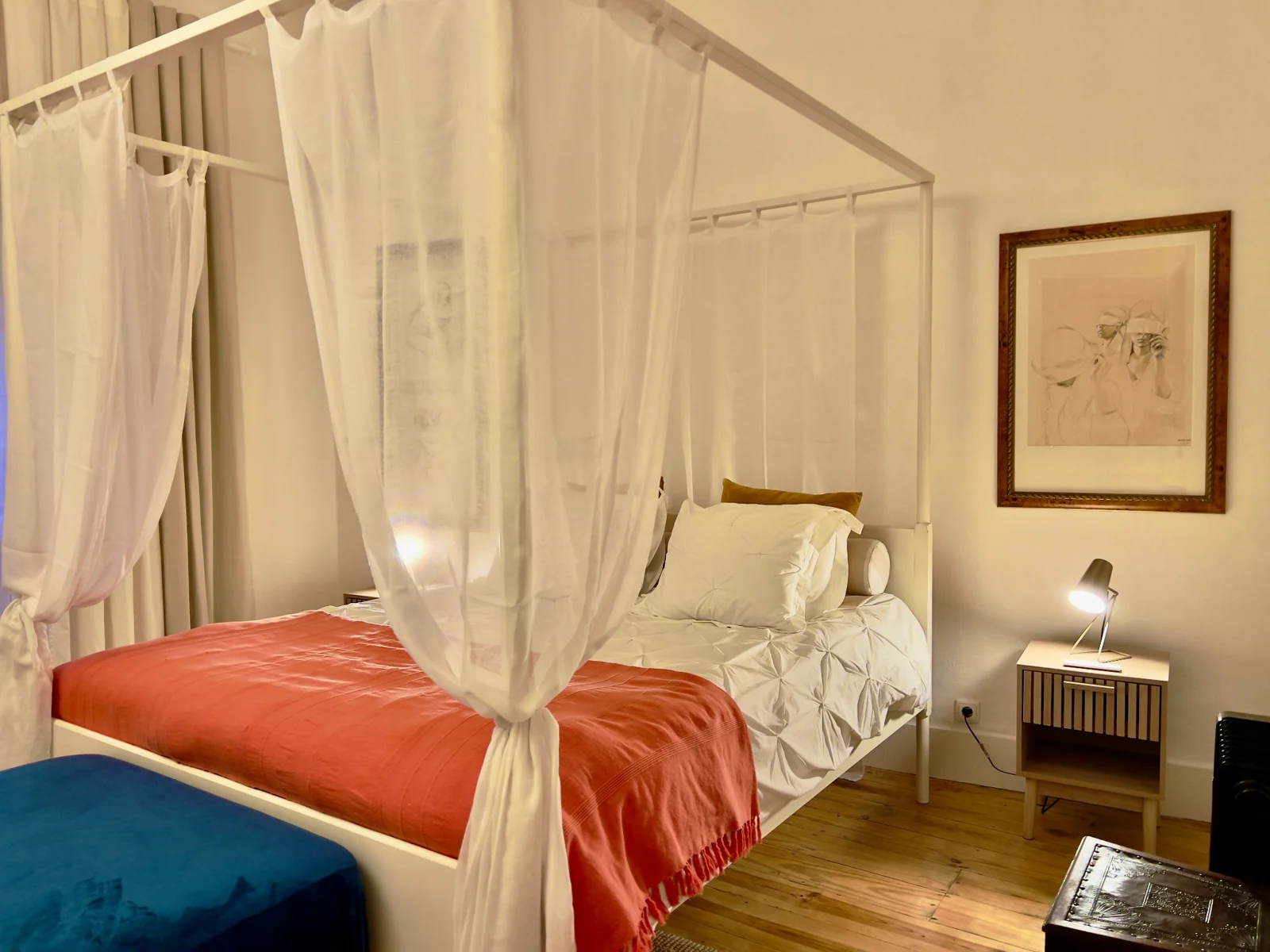Canopy bed at Spirit of Art in Alfama