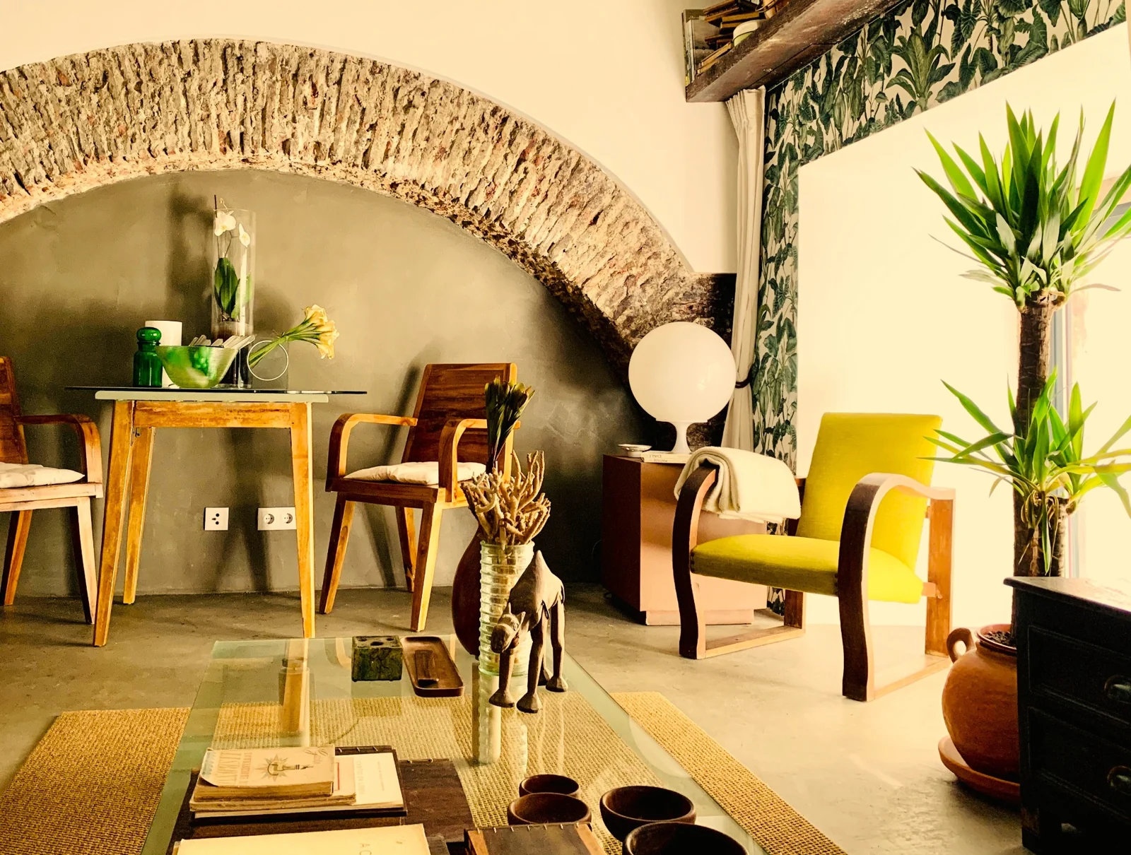 Living room with a brick arch at Old Green Stable in Chiado